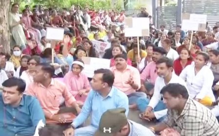 संविदा स्वास्थ कर्मियों में फूट डाल कर आंदोलन खत्म करने का हो रहा प्रयास जहां नहीं मान रहे वहां नौकरी का दिखाया जा रहा डर