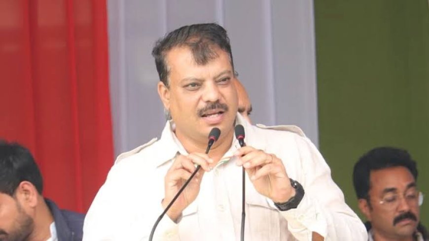 सीएम मोहन यादव के गरीब बच्ची के सिर पर हाथ फेरते ही नेता प्रतिपक्ष उमंग सिंघार ने उठाया यूनिफार्म घोटाले का मुद्दा