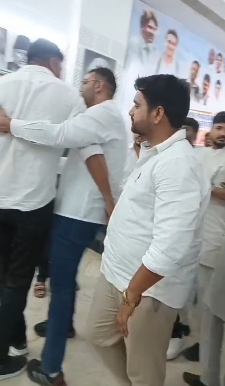 कुर्सी को लेकर कांग्रेस कार्यालय में हुई 'मारकुटाई' आपस में भिड़े यूथ कांग्रेस के कार्यकर्ता