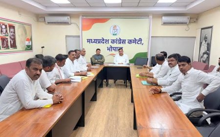 CM की 'जमीन' खोदने पर कुछ नहीं मिला तो कांग्रेस 'मौन' और कार्यकर्ता 'बेचैन' हुए जिसने विरोध किया उसको कारण बताओ नोटिस जारी हुआ