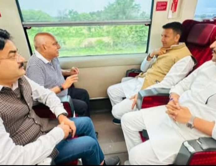 जब ट्रेन में आमने-सामने करीब आधे घंटे से ज्यादा समय तक बैठे भाजपा और कांग्रेस के प्रदेश अध्यक्ष बीजेपी अध्यक्ष बोले कैसे हैं जीतू भाई