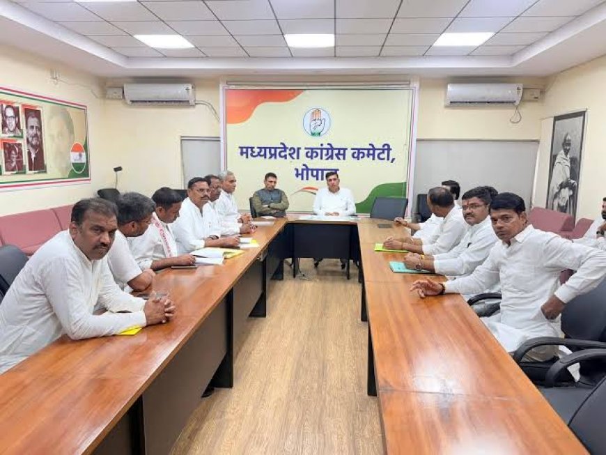 CM की 'जमीन' खोदने पर कुछ नहीं मिला तो कांग्रेस 'मौन' और कार्यकर्ता 'बेचैन' हुए जिसने विरोध किया उसको कारण बताओ नोटिस जारी हुआ
