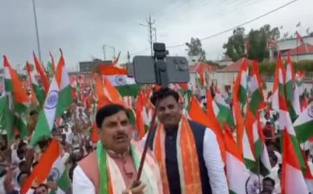 खेल सिर्फ 'फ्रेम' का है बांकी जनता सब जान भी रही है और समझ भी रही है कि यह देश प्रेम है या फिर 'आडंबर'