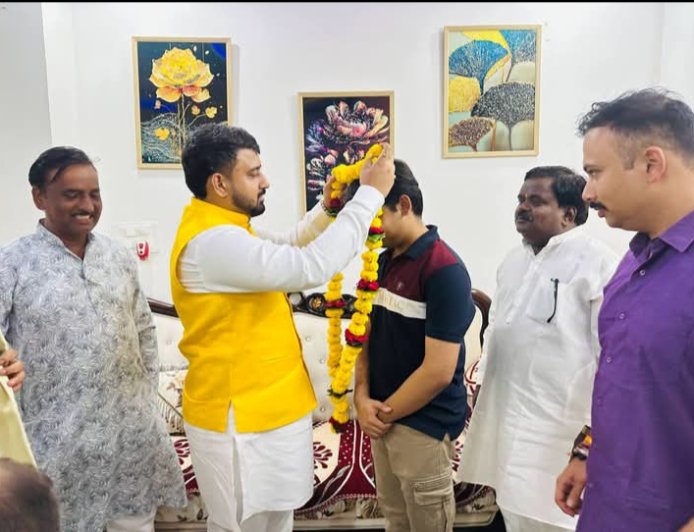 युवाओं को साधने में जुटा भाजपा युवा मोर्चा घर-घर कर रहा संपर्क