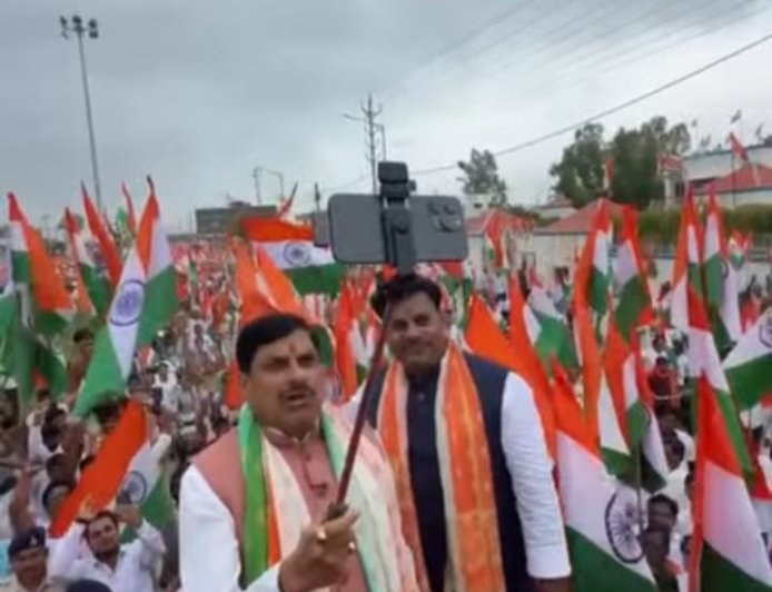 खेल सिर्फ 'फ्रेम' का है बांकी जनता सब जान भी रही है और समझ भी रही है कि यह देश प्रेम है या फिर 'आडंबर'