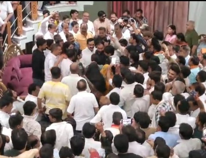 जिस दतिया ने भाजपा को आइना दिखाया उसी दतिया ने नरोत्तम को सिर माथे पर बिठाया