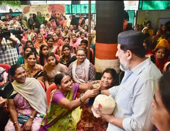 महिलाओं के भावनाओं की कांग्रेस ने एक किलो 'शक्कर' से आंकी कीमत आरिफ मसूद ने राखी के बदले बांटी शक्कर